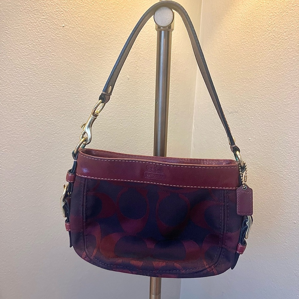 Coach (gently used) Signature Zoe in Coach Signature